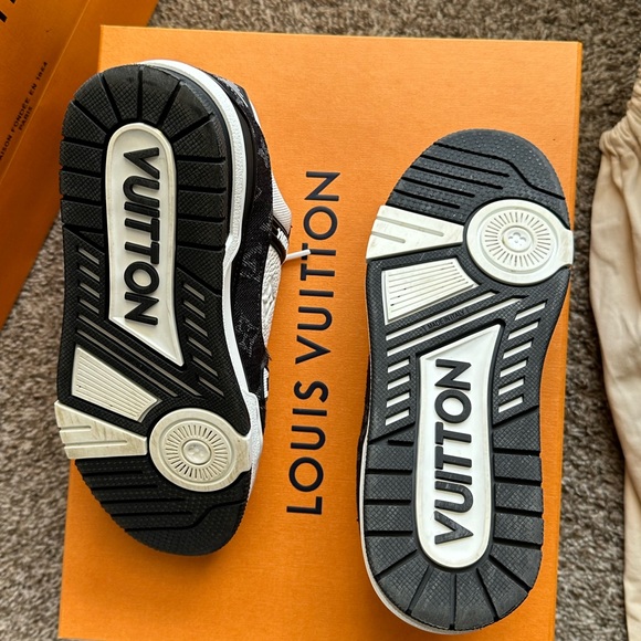 Louis Vuitton LV Trainer White Black - Picture 6 of 6